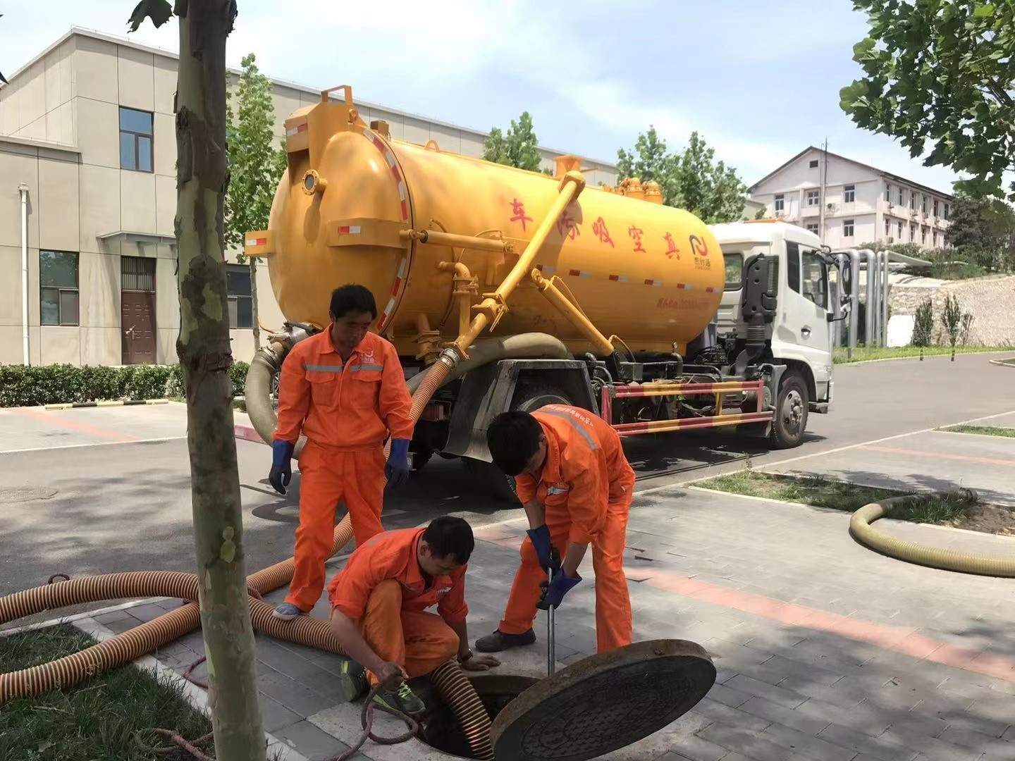 无棣管道疏通车停在窨井附近