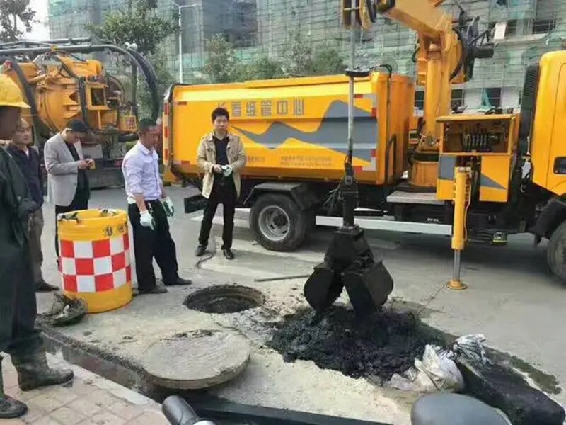 无棣街道：网格员化身“清道夫”，为民解忧疏通“堵心”化粪池