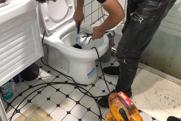 无棣马桶堵塞自己疏通还是找师傅?专业上门服务让你省时更省心
